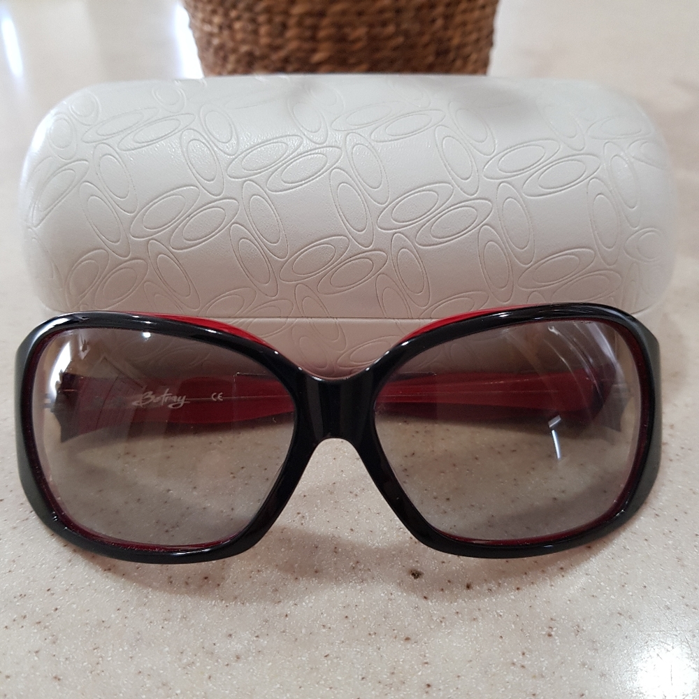 🎉HP🎉 OAKLEY BETRAY Black Red Sunglasses Brown Gradient Lens Wraparound Unisex